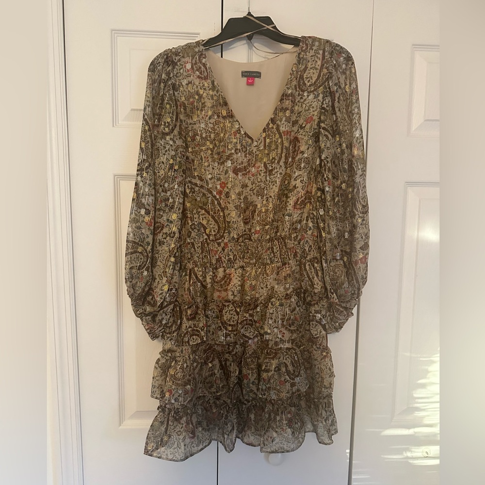 ✨ Vince Camuto V neck tiered skirt mini dress with ballon sleeves